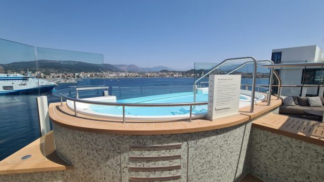 I didn't try the hot tub, but it has a nice view
